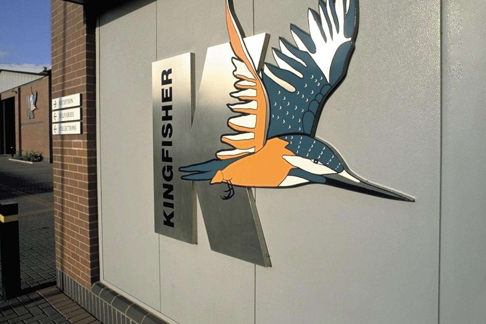 Un vivace logo e le lettere Kingfisher in grassetto contraddistinguono la sede centrale di un leader mondiale nella produzione di ingrassatori di alta qualità.