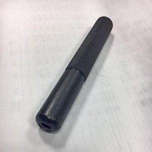 Utensile di guida Premium con corpo in metallo nero testurizzato e impugnatura curva, mostrato su carta: ideale per ingrassatori ad alte prestazioni.