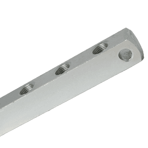 Blocco di ancoraggio a 4 vie di alta qualità con quattro fori filettati di precisione, progettato per ingrassatori. Isolato su sfondo bianco.