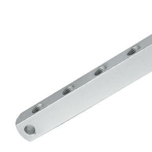 Barra di ancoraggio a 5 vie di alta qualità in argento con sei fori filettati di precisione, presentata in bianco: ideale per raccordi industriali.