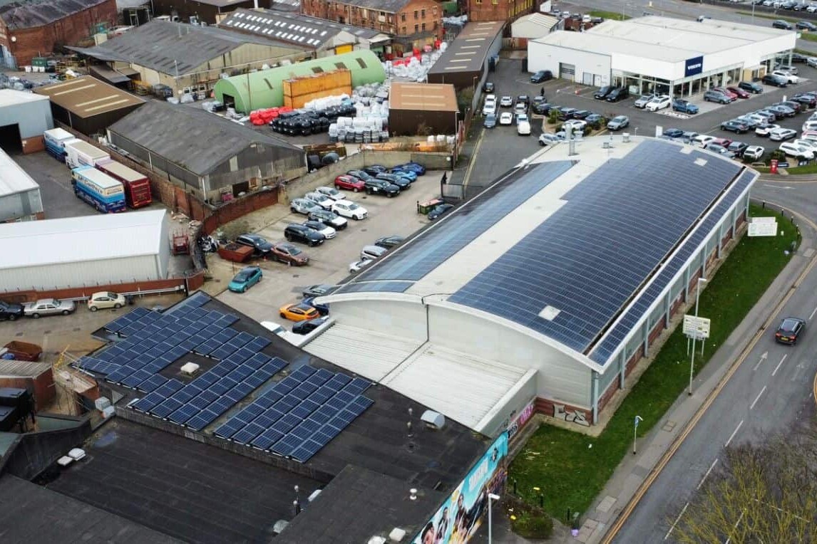 Un edificio con paneles solares en el techo