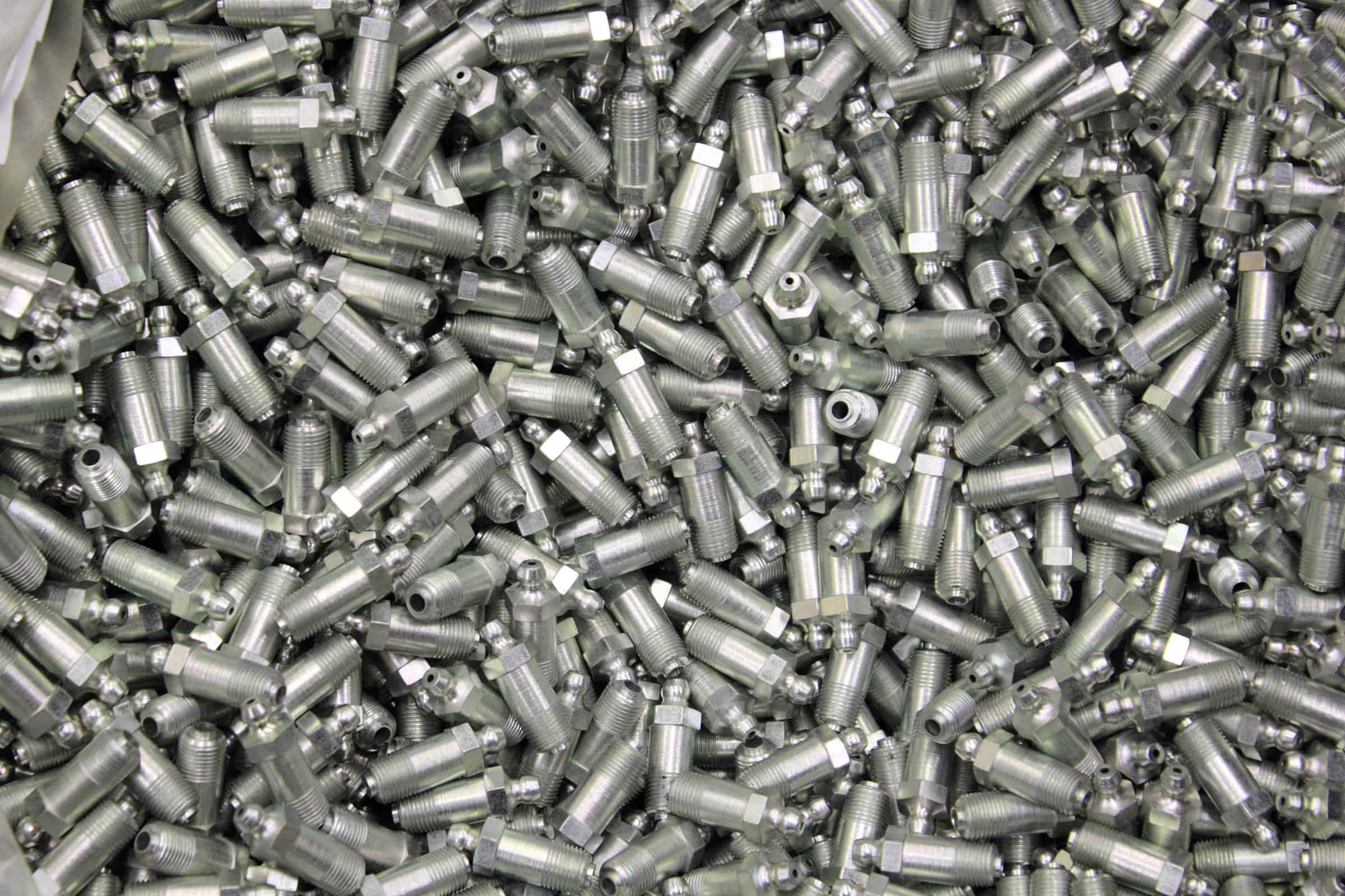Una pila de tornillos plateados